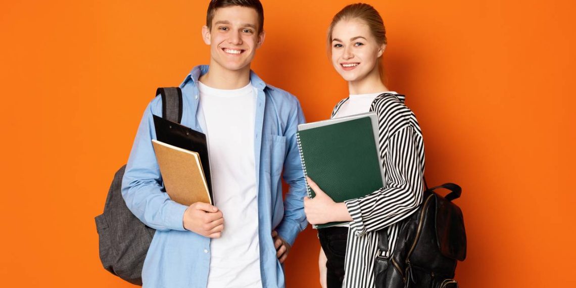 Estudantes - Créditos: depositphotos.com / Milkos