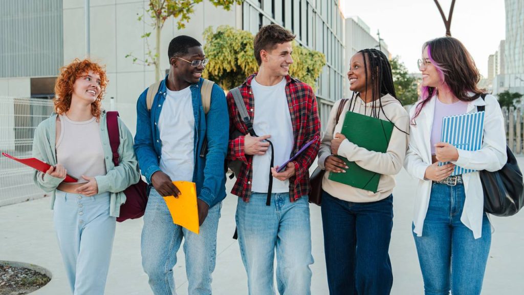 Estudantes - Créditos: depositphotos.com / JoseCalsina