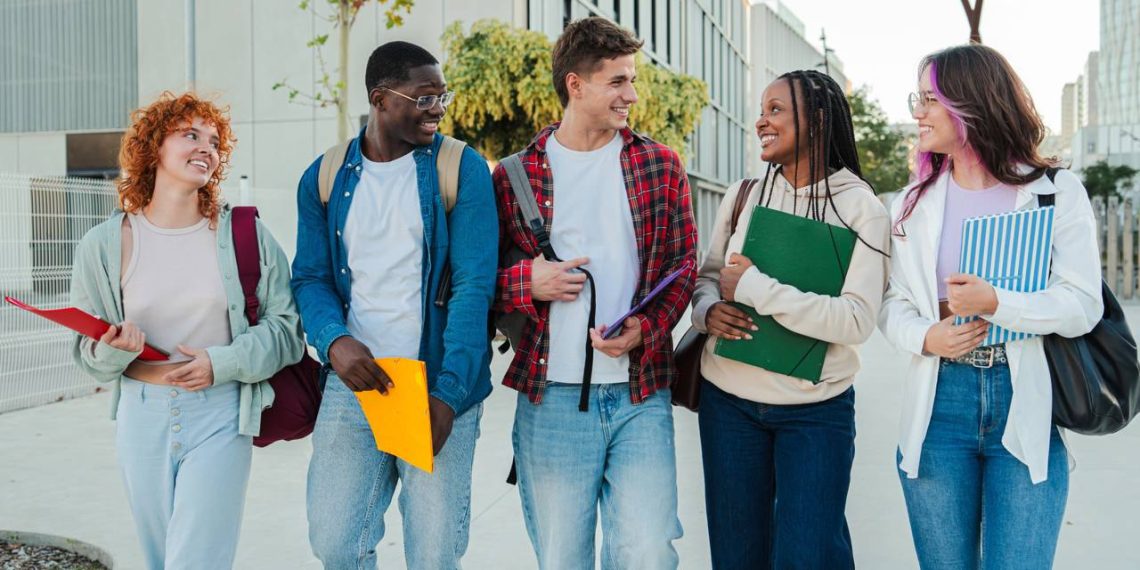 Estudantes - Créditos: depositphotos.com / JoseCalsina