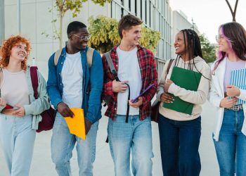 Estudantes - Créditos: depositphotos.com / JoseCalsina