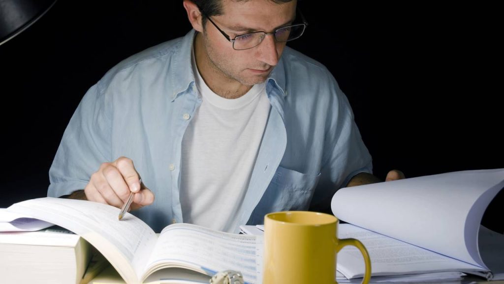 Homem estudando tarde da noite - Créditos: depositphotos.com / focuspocusltd