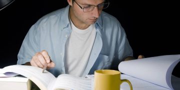 Homem estudando tarde da noite - Créditos: depositphotos.com / focuspocusltd