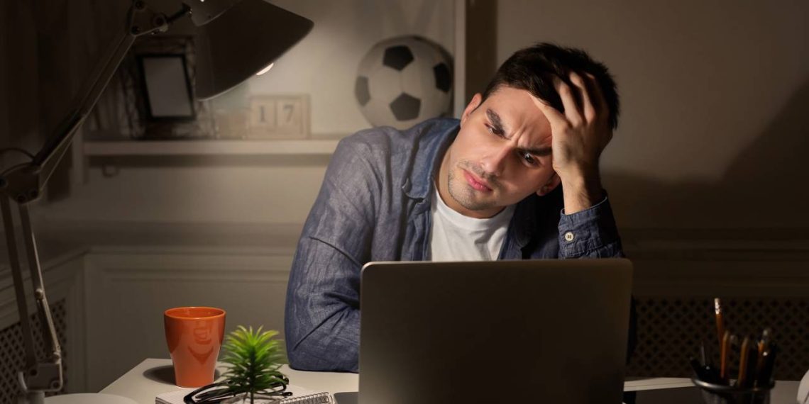 Homem estudando a noite - Créditos: depositphotos.com / Milkos