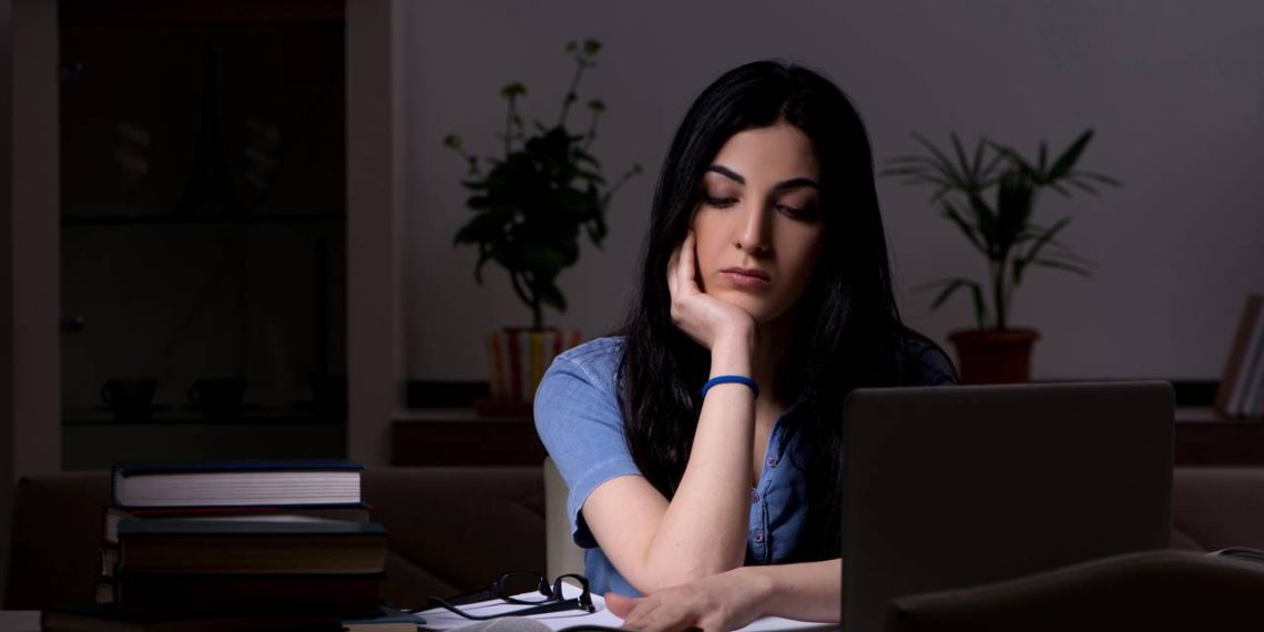 Jovem estudando - Créditos: depositphotos.com / Elnur_