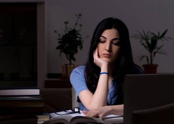 Jovem estudando - Créditos: depositphotos.com / Elnur_