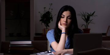 Jovem estudando - Créditos: depositphotos.com / Elnur_