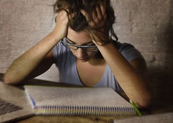 Jovem estudando - Créditos: depositphotos.com / focuspocusltd