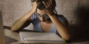 Jovem estudando - Créditos: depositphotos.com / focuspocusltd