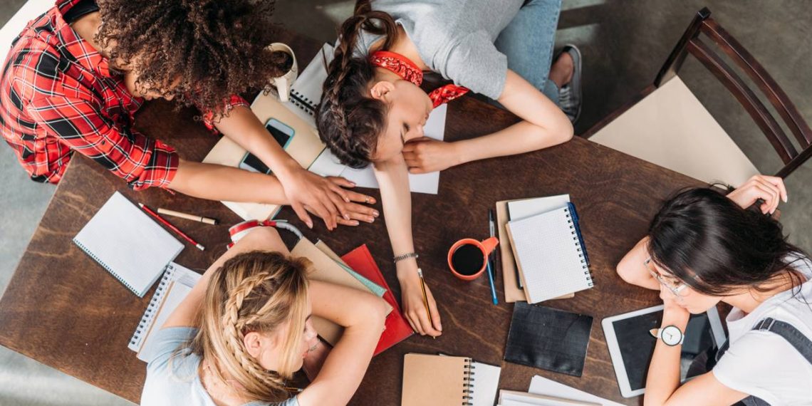 Estudantes exaustos - Créditos: depositphotos.com / Light