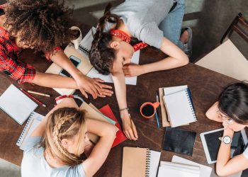 Estudantes exaustos - Créditos: depositphotos.com / Light