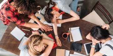 Estudantes exaustos - Créditos: depositphotos.com / Light