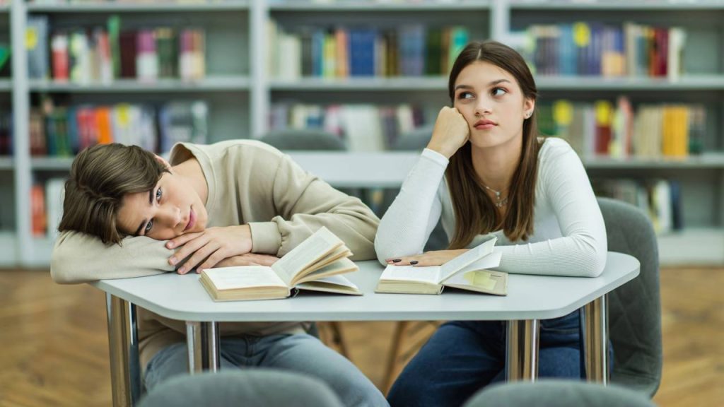 Alunos cansados - Créditos: depositphotos.com / Ischukigor