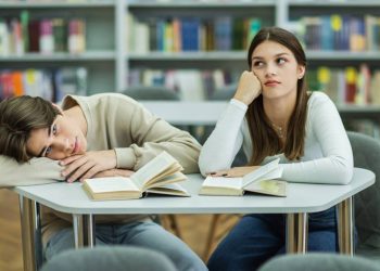 Alunos cansados - Créditos: depositphotos.com / Ischukigor