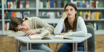 Alunos cansados - Créditos: depositphotos.com / Ischukigor