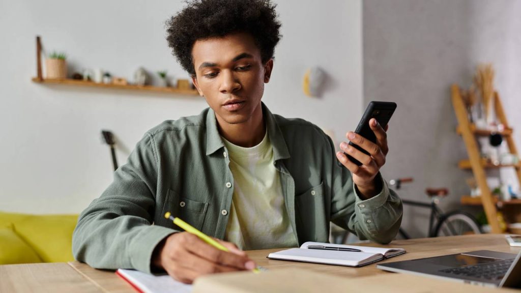 Estudar com celular - Créditos: depositphotos.com / HayDmitriy