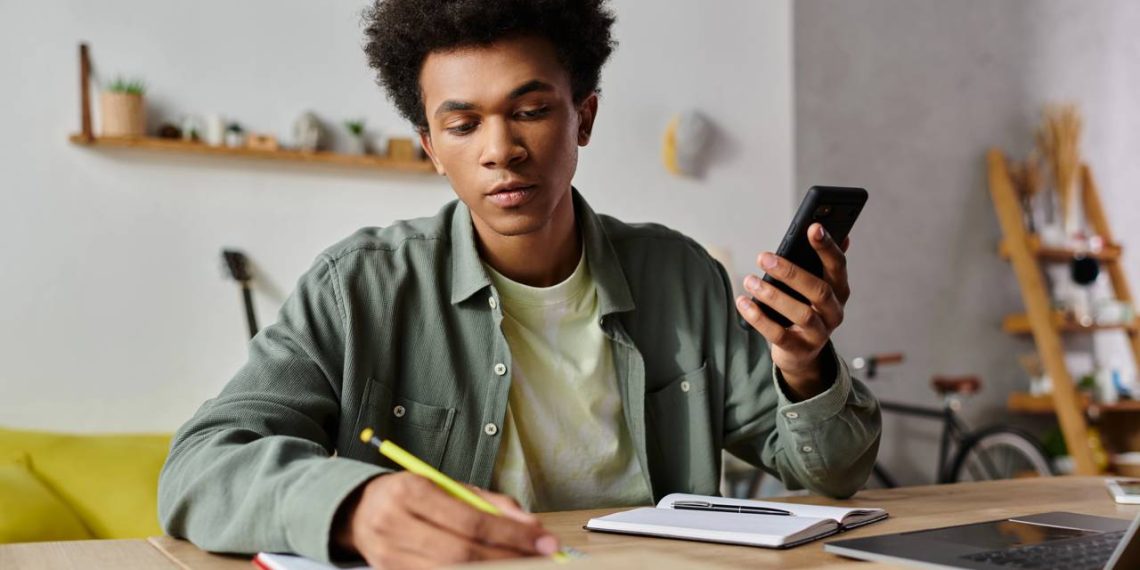 Estudar com celular - Créditos: depositphotos.com / HayDmitriy