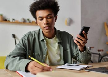 Estudar com celular - Créditos: depositphotos.com / HayDmitriy