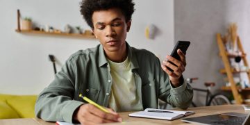 Estudar com celular - Créditos: depositphotos.com / HayDmitriy