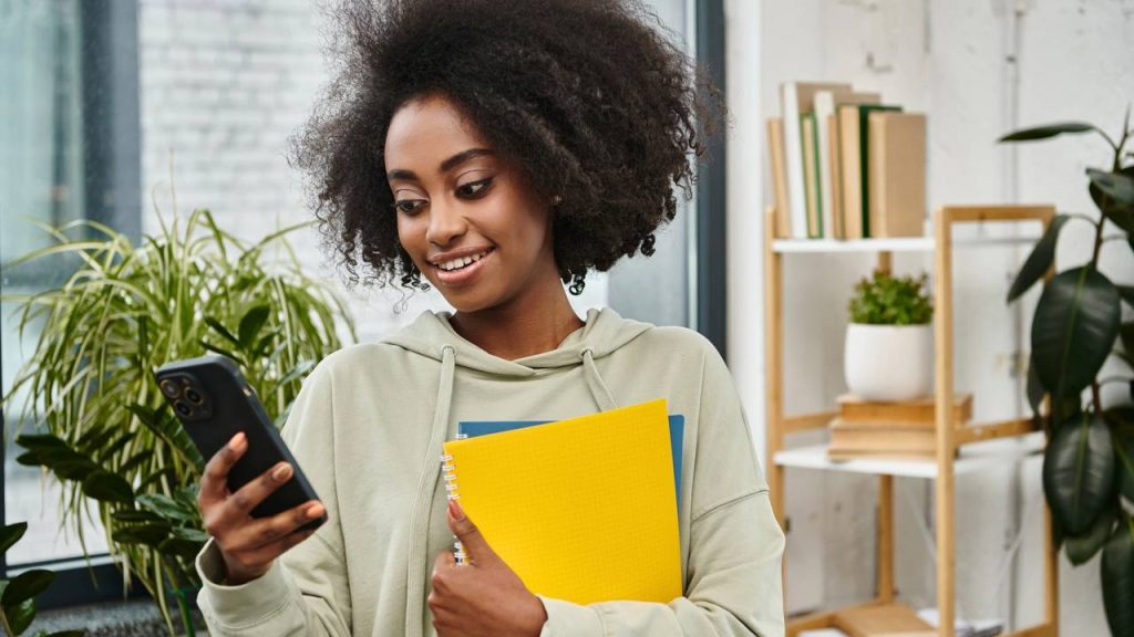 Estudar com celular - Créditos: depositphotos.com / IgorVetushko