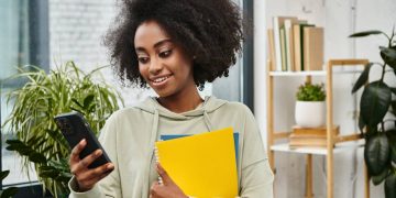 Estudar com celular - Créditos: depositphotos.com / IgorVetushko