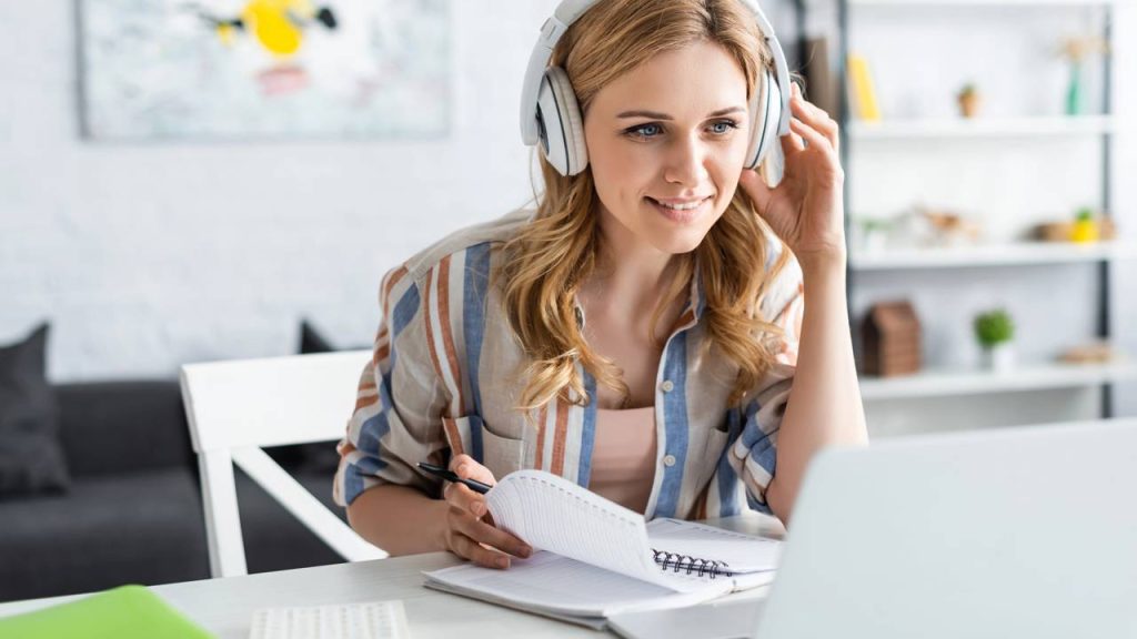 Jovem estudando com fones de ouvido - Créditos: depositphotos.com / HayDmitriy
