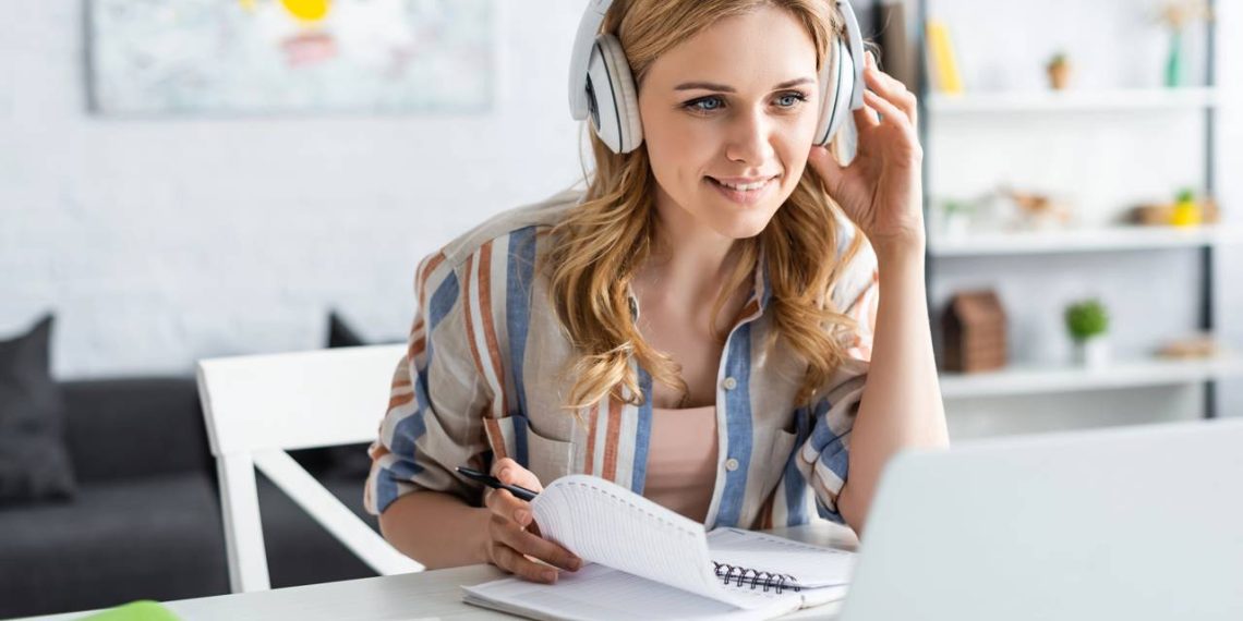 Jovem estudando com fones de ouvido - Créditos: depositphotos.com / HayDmitriy
