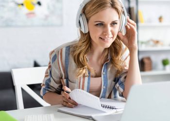 Jovem estudando com fones de ouvido - Créditos: depositphotos.com / HayDmitriy