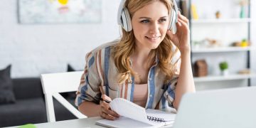 Jovem estudando com fones de ouvido - Créditos: depositphotos.com / HayDmitriy