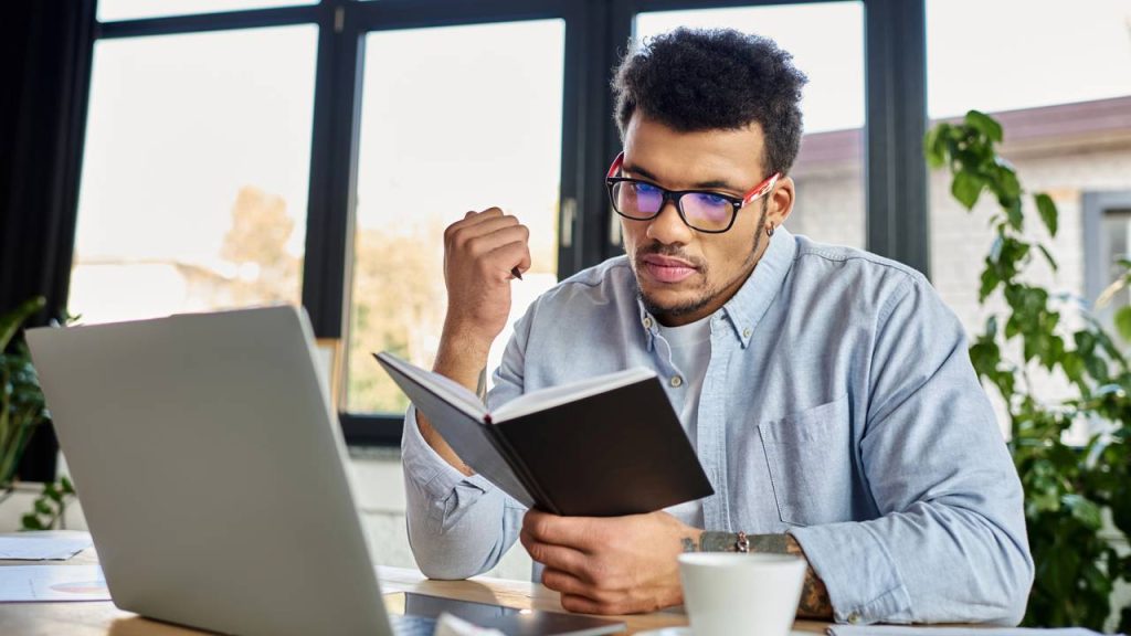 Homem estudando - Créditos: depositphotos.com / HayDmitriy