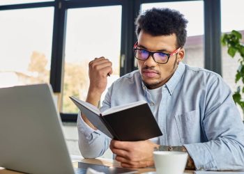 Homem estudando - Créditos: depositphotos.com / HayDmitriy