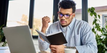 Homem estudando - Créditos: depositphotos.com / HayDmitriy
