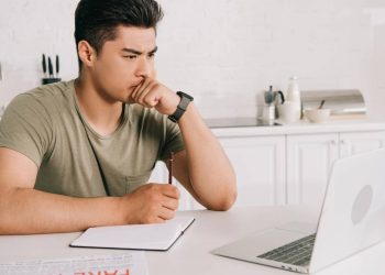 Estudar em casa - Créditos: depositphotos.com / IgorVetushko