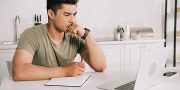 Estudar em casa - Créditos: depositphotos.com / IgorVetushko