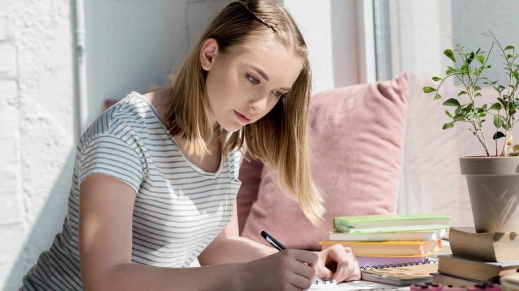 Jovem estudando - Créditos: depositphotos.com / IgorVetushko