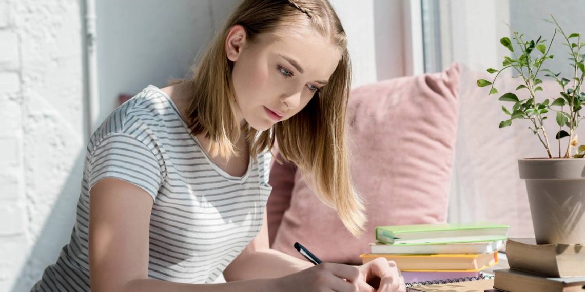 Jovem estudando - Créditos: depositphotos.com / IgorVetushko