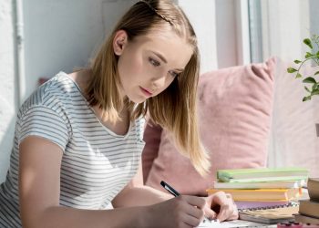 Jovem estudando - Créditos: depositphotos.com / IgorVetushko