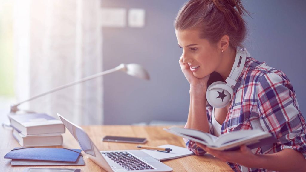 Jovem estudando - Créditos: depositphotos.com / macniak
