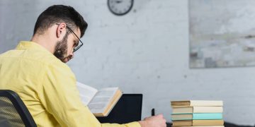 Estudar focado - Créditos: depositphotos.com / EdZbarzhyvetsky