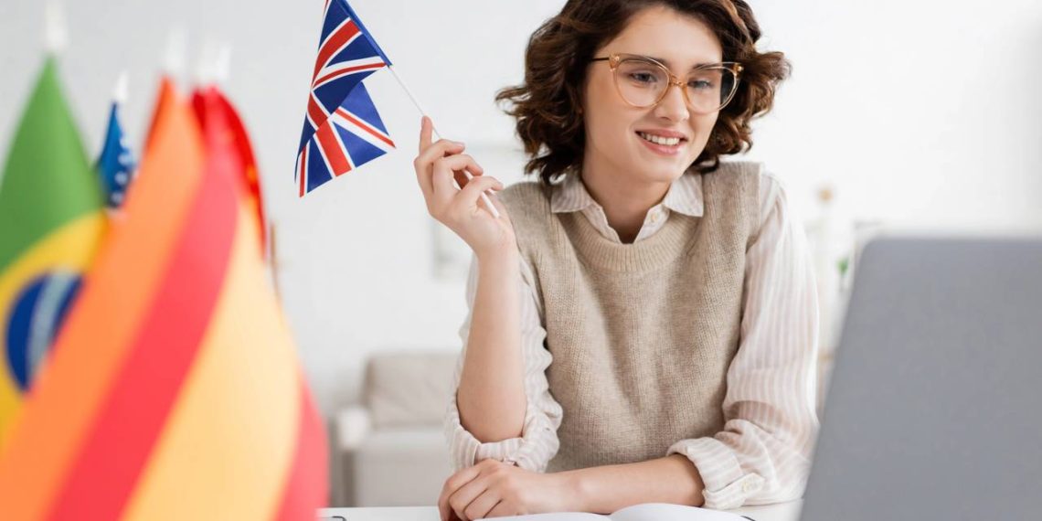 Mulher estudando idiomas em casa - Créditos: depositphotos.com / HayDmitriy