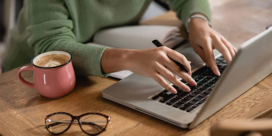 Estudar pelo laptop - Créditos: depositphotos.com / HayDmitriy