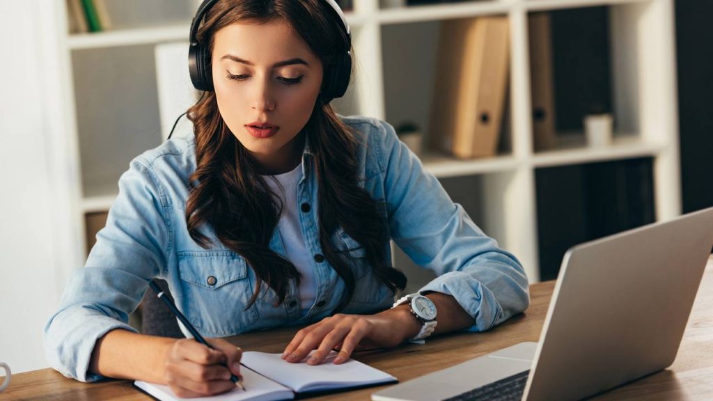 Jovem estudando on-line - Créditos: depositphotos.com / AllaSerebrina