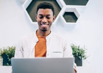 Homem estudando - Créditos: depositphotos.com / GaudiLab