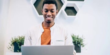 Homem estudando - Créditos: depositphotos.com / GaudiLab