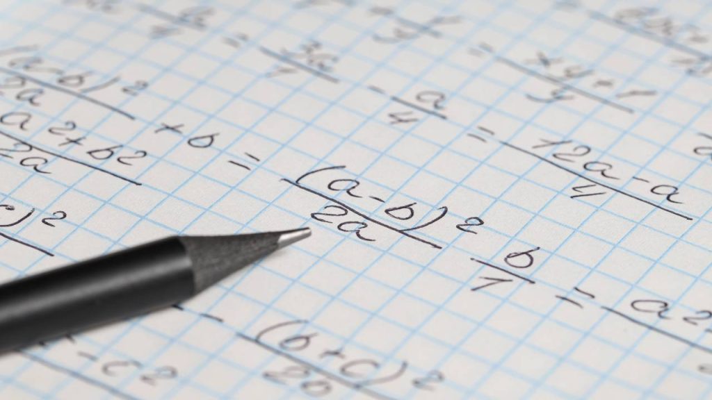 Caderno de matemática - Créditos: depositphotos.com / serezniy