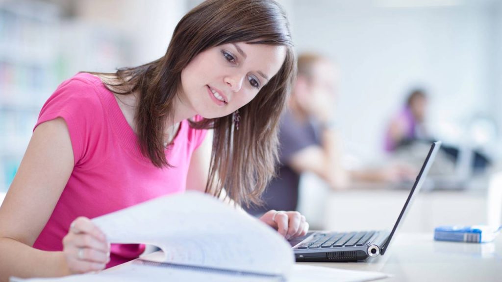 Estudar pelo laptop - Créditos: depositphotos.com / lightpoet