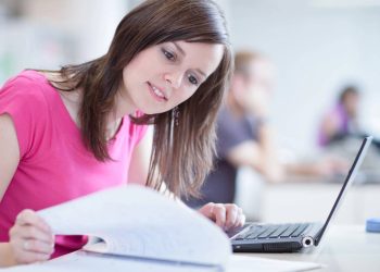 Estudar pelo laptop - Créditos: depositphotos.com / lightpoet