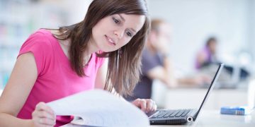 Estudar pelo laptop - Créditos: depositphotos.com / lightpoet