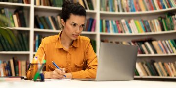 Estudar no laptop - Créditos: depositphotos.com / Milkos