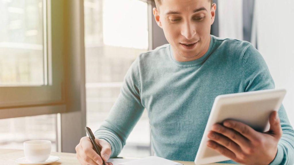 Jovem estudando com tablet - Créditos: depositphotos.com / AllaSerebrina