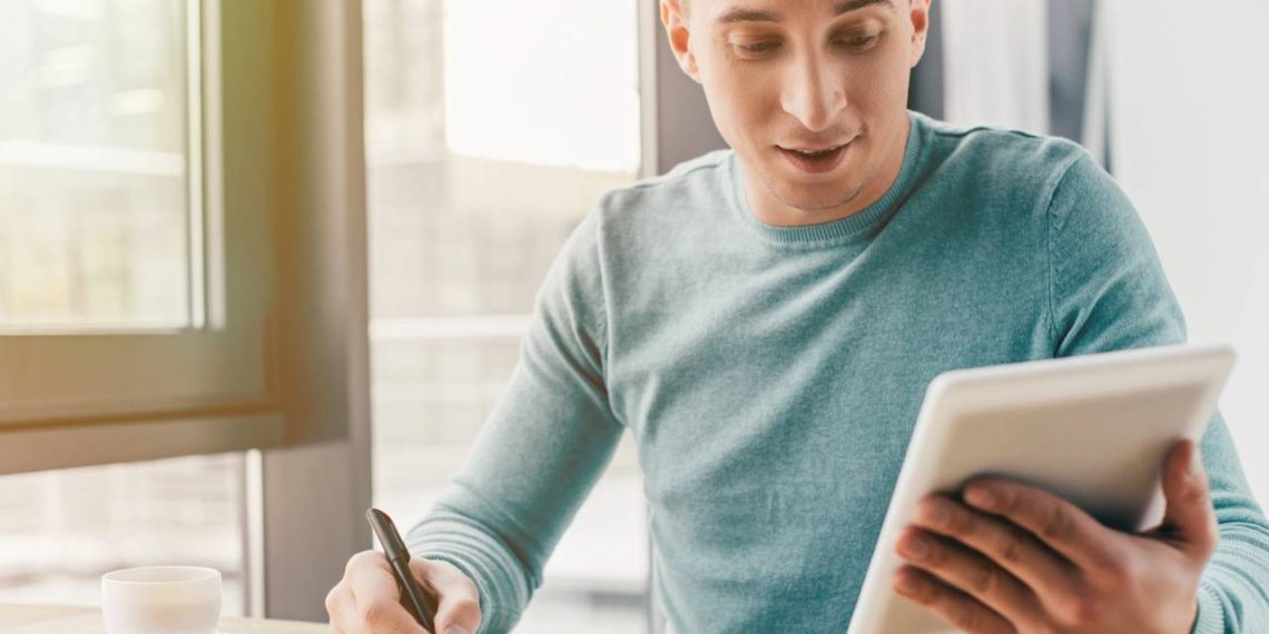 Jovem estudando com tablet - Créditos: depositphotos.com / AllaSerebrina